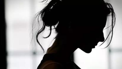 ஆசிரியர் திட்டியதால் பிளஸ்-1 மாணவி தூக்கிட்டு தற்கொலை? என்ன அனாதையா தவிக்க விட்டு போயிட்டியே.. கதறும் தாய்.!