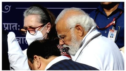 പാർലമെന്റിൽ പ്രതിപക്ഷ നിരയിലേക്കെത്തി പ്രധാനമന്ത്രി; സോണിയാ ഗാന്ധിയെ കണ്ടു