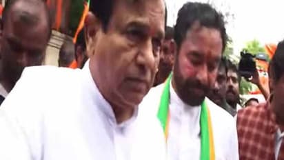 డబుల్ బెడ్ రూమ్ ఇళ్లపై బీజేపీ పోరు: శంషాబాద్ నుండి  బీజేపీ కార్యాలయానికి కిషన్ రెడ్డి