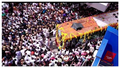 പുതുപ്പള്ളിയിലേക്ക് അവസാനയാത്ര, സംസ്കാര ചടങ്ങുകൾ വൈകും; ഒഴുകിയെത്തി ജനസാഗരം