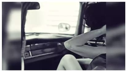  ​ഗോവയിൽ ടോപ്പഴിച്ച് കാറോടിച്ച് യുവതി, ദൃശ്യങ്ങൾ വൈറൽ; ആഭാസരായ ടൂറിസ്റ്റുകൾ വേണ്ടെന്ന് എംഎൽഎ