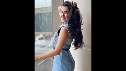 సైడ్ యాంగిల్లో మాళవిక శర్శ  కిర్రాక్ ఫోజులు.. రవితేజ హీరోయిన్ ఎంత ప్రయత్నించిన ఫలితం లేదుగా.!