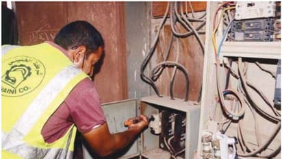 പ്രവാസി ബാച്ചിലര്മാരുടെ താമസസ്ഥലങ്ങളില് വ്യാപക പരിശോധന; 146 കെട്ടിടങ്ങളിലെ വൈദ്യുതി വിച്ഛേദിച്ചു