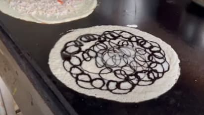 വീണ്ടും ദോശയില് പരീക്ഷണം; ദോശയെ കൊല്ലാതിരിക്കാന് പറ്റുമോയെന്ന് സോഷ്യല് മീഡിയ