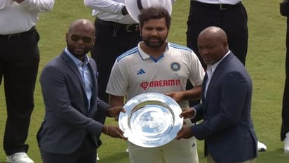 இந்தியா - வெஸ்ட் இண்டீஸ் இடையிலான 100ஆவது டெஸ்ட் போட்டி: நினைவு பரிசு வழங்கிய பிரையன் லாரா!