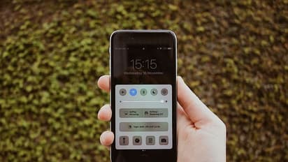 மொபைல் ஸ்கிரீன் பிரைட்னஸ் இவ்வளவு தான் வேண்டும்? உடனே டிஸ்பிளே செட்டிங்ஸை மாற்றுங்க!