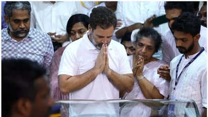 ജനനായകന് കണ്ണീര്‍പ്പുകളോടെ വിട നല്‍കി ജന്മനാട്; അന്ത്യാഞ്ജലി അര്‍പ്പിച്ച് രാഹുല്‍ ഗാന്ധി