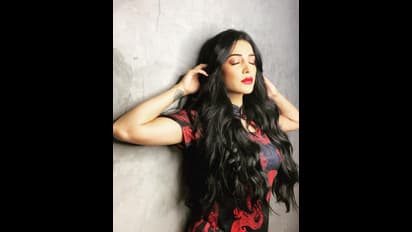 ఎర్రటి లిప్స్ తో.. టైట్ ఫిట్ లో శృతి హాసన్ టెంప్టింగ్ ఫోజులు.. ఓరచూపుతో కుర్ర గుండెలకు గాలం