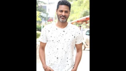 முதல் முறையாக குட்டி மகளை தூக்கிக்கொண்டு.. மனைவியுடன் திருப்பதிக்கு வந்த பிரபு தேவா! வைரலாகும் புகைப்படம்!