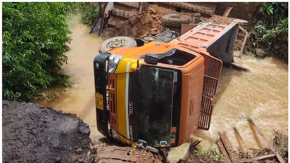 മാനന്തവാടിയിൽ ഇരുമ്പ് പാലം തകർന്ന് ടിപ്പർ ലോറി തോട്ടിലേക്ക് മറിഞ്ഞു