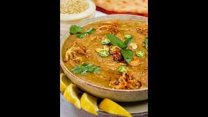 హైద్రాబాద్ లో ఉచిత హలీం ఆఫర్: హోటల్ కు పోటెత్తిన జనం, లాఠీచార్జీ (వీడియో)