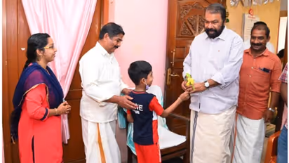 ശസ്ത്രക്രിയയ്ക്ക് മുമ്പ് കുട്ടിയുടെ ആഗ്രഹം; മന്ത്രി വി.ശിവൻകുട്ടി നേരിട്ടെത്തി സഫലീകരിച്ചു