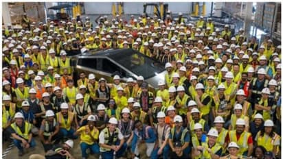 ചുറ്റും തൊഴിലാളികള്‍, കാത്തിരുന്ന ആ വണ്ടിയുടെ ആദ്യ യൂണിറ്റിനെ അമേരിക്കൻ മുതലാളി അവതരിപ്പിച്ചത് ഇങ്ങനെ!