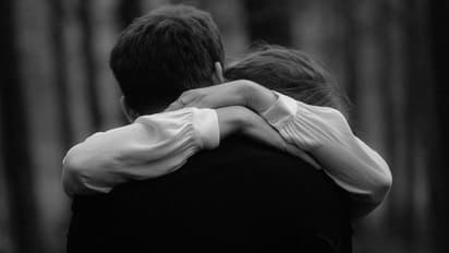 கட்டிப்புடி வைத்தியம் உண்மையிலே ஒர்க் அவுட் ஆகுமா? Hugs தரும் நன்மைகள் என்ன? ஒரு பார்வை!