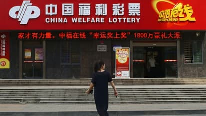 குடும்பத்தை ரொம்ப மிஸ் பண்ண அப்பா.. அவர்களுக்காக வாங்கிய லாட்டரி - அடிச்சது எத்தனை கோடி தெரியுமா? தலைசுத்துது!