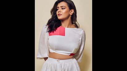 బిగువైన టాప్‌లో పరువాల సోకులతో మెంటల్ ఎక్కిస్తున్న హేబా పటేల్‌.. వైట్‌ డ్రెస్‌లో మెరిసిపోతున్న కుమారి 