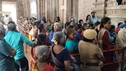 ஆடி முதல் வெள்ளியை முன்னிட்டு திருவானைக்காவல் கோவிலில் குவிந்த பக்தர்கள்