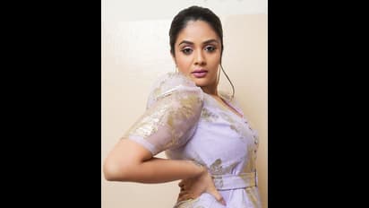 పొట్టి గౌనులో యాంకర్ శ్రీముఖి.. సెగలు పుట్టిస్తున్న బుల్లితెర  రాములమ్మ.. 