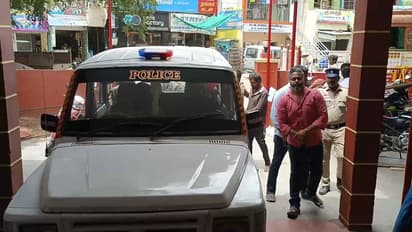 நீதிமன்ற வளாகத்திலேயே போலீஸ் எஸ்.ஐ.க்கு கொலை மிரட்டல் விடுத்த பாஜக பிரமுகர் அதிரடி கைது