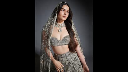 వోణీ తీసేసి మరీ అలియా భట్ మెరుపులు.. మత్తు చూపులతో మైమరిపిస్తున్న ‘ఆర్ఆర్ఆర్’ బ్యూటీ