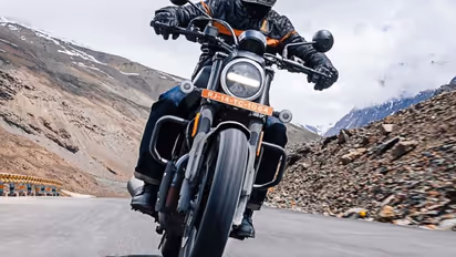 ബുള്ളറ്റിന് പണികൊടുക്കാൻ 'ഇരുളിന്റെ രാജാവുമായി' ഹീറോ!