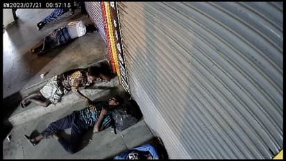 தூங்குவது போல் நடித்து பயணியிடம் பணம் திருட்டு; சிசிடிவியால் மாட்டிக்கொண்ட பலே கொள்ளையன்