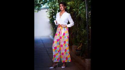 మంచు లక్ష్మి తెగింపు పోజులు.. షర్ట్ పైకి ముడేసి నడుము చూపిస్తూ విరహంతో  టెంప్టింగ్‌.. ముడి ఊడితే పండగే