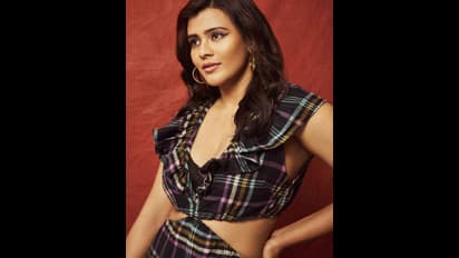 టాప్‌, స్కర్ట్ కి మధ్య గ్యాప్‌లో నడుము చూపిస్తూ హేబా పటేల్‌ క్లీవేజ్‌ షో.. ప్రేమించడానికి టైమ్‌ లేదట..