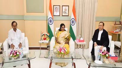 ఏడాది తర్వాత రాజ్‌భవన్‌కు కేసీఆర్: నాడు ఉజ్జల్ భుయాన్, నేడు ఆరాధే ప్రమాణానికి హాజరు