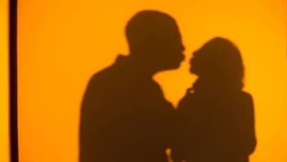 சண்டை போட்ட மனைவியை சமாதானப்படுத்த லிப்கிஸ் கொடுத்த கணவர்... ஆத்திரத்தில் கணவரின் நாக்கை பதம்பார்த்த மனைவி