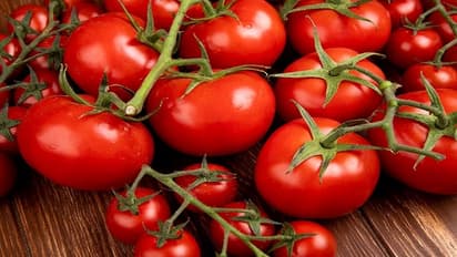 టమాటల ధరలు పెరిగితే వాటిని వాడకండి.. లేదంటే వాటికి బదులు నిమ్మకాయలు వాడండి: యూపీ మంత్రి ఉచిత సలహా   (Video)