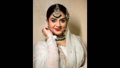 నిండైన బట్టల్లో ఊహించని షాక్ ఇచ్చిన శ్రీముఖి.. ఆభరణాలకే అందం తెస్తూ రెడ్ లిప్స్ తో ఘాటుగా రాములమ్మ 