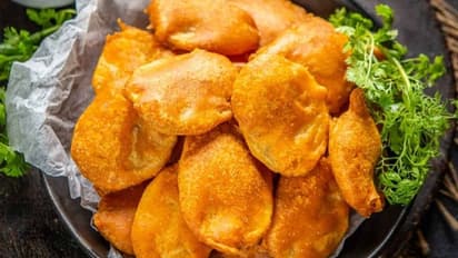 തണുപ്പുള്ള വൈകുന്നേരത്തിന് നല്ല ചൂടൻ ഉരുളക്കിഴങ്ങ് പക്കാവടയും ചട്ണിയും ഇങ്ങനെ തയ്യാറാക്കിനോക്കൂ...