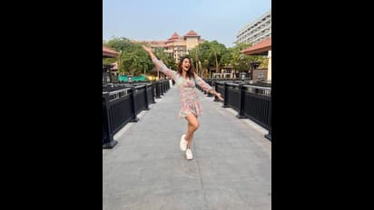 పొట్టి గౌన్ లో రకుల్ ప్రీత్ సింగ్ కిర్రాక్ ఫోజులు.. ఇంత వర్షంలోనూ అది మానట్లేదు..