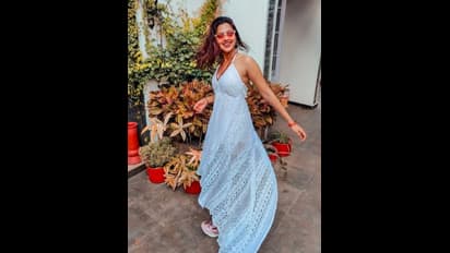 కుర్రాళ్ళకి ముచ్చెమటలు పట్టేలా అలాంటి భంగిమల్లో అమలాపాల్.. వంగి మరీ ఫోజులు, అరాచకం బాబోయ్  