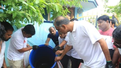 స్వచ్చ సిద్దిపేట కోసం... మురికికాలువలో చేతితో చెత్తతీసిన మంత్రి హరీష్