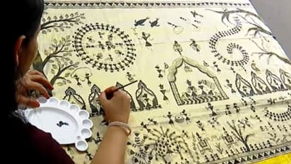 സാരിയില്‍ രാമായണ കഥകള്‍ പെയിന്‍റ് ചെയ്ത് ഡിസൈനര്‍; വീഡിയോ