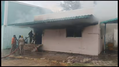 சிலிண்டரில் ஏற்பட்ட திடீர் தீ விபத்து; ஓய்வு பெற்ற பிஎஸ்என்எல் ஊழியர் உள்பட 2 பேர் பலி, ஒருவர் படுகாயம்