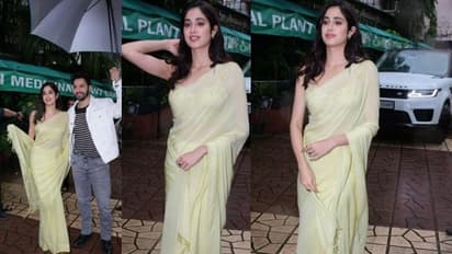 పలచని చీరలో మెరుపు తీగలా జాన్వీ కపూర్.. వర్షంలో ఆమె కోసం గొడుగు పట్టిన స్టార్ హీరో, బ్యూటిఫుల్ పిక్స్ 