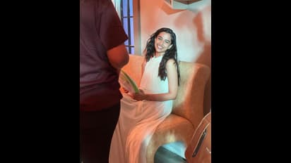 రెడ్ డ్రెస్ లో ఇంత స్టన్నింగ్ గా ఉందేంట్రా బాబూ.. మతిపోగొడుతున్న మీనాక్షి చౌదరి.. పిక్స్