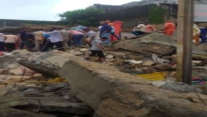 భారీ వర్షాలు ఎఫెక్ట్.. కుప్పకూలిన రెండంతస్తుల భవనం.. శిథిలాల కింద చిక్కుకున్న నలుగురు..!!