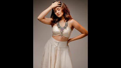 அஜித்தின் ரீல் பேபி அனிகாவா இது? ஸ்ட்ராப் லெஸ் உள்ளாடை போன்ற ஆடையில்... உச்சகட்ட கவர்ச்சியில் அனிகா! போட்டோஸ்!