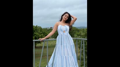 అదిరిపోయే గౌన్ లో దీప్తి సునైనా క్యూట్ ఫోజులు.. బ్యూటీఫుల్ స్మైల్ తో కుర్రాళ్లను మాయ చేస్తున్నయంగ్ బ్యూటీ