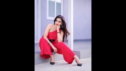 హాఫ్ షోల్డర్ డ్రెస్ లో దీపికా పిల్లి మెరుపులు.. ముద్దులిస్తూ చల్లటి వెదర్ ను హీటెక్కిస్తోందిగా.. 