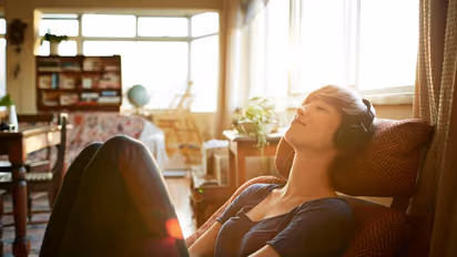 இது தெரியாம இனி 'Earphones' -ஐ ரொம்ப நேரம் யூஸ் பண்ணாதீங்க..! திடுக்கிடும் பல உண்மைகள் இதோ..!!