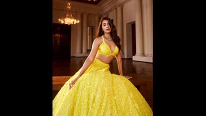 ఇంద్రధనస్సులాంటి అందాలతో పరువాల సోకులు చూపిస్తూ పూజా హెగ్డే విరహ వేదన.. బుట్టబొమ్మని ఇలా చూస్తే సెగలే