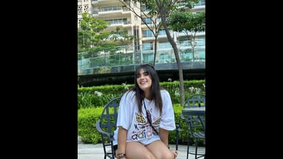 పొట్టి షాట్‌లో థైస్‌ అందాలతో టెంప్ట్ చేస్తున్న `బిచ్చగాడు2` హీరోయిన్‌.. వెకేషన్‌లో రెచ్చిపోయిన కావ్యథాపర్‌