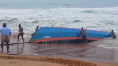 കഠിനംകുളത്തും തുമ്പയിലും വള്ളങ്ങൾ മറിഞ്ഞു, ഒരാളെ കാണാതായി; 12 പേർ നീന്തിക്കയറി