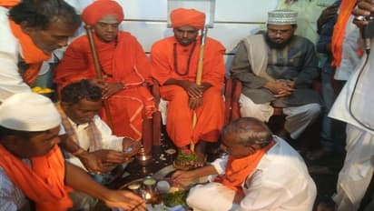 ಕೊಪ್ಪಳ: ಮಸೀದಿ ಉದ್ಘಾಟಿಸಿದ ಶ್ರೀಗಳಿಗೆ ಪಾದಪೂಜೆ ನೆರವೇರಿಸಿದ ಮುಸ್ಲಿಂ ಮುಖಂಡರು