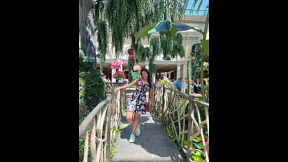 ఫారేన్ లో ఫ్రెండ్స్ తో డస్కీ బ్యూటీ రచ్చ.. పొట్టి డ్రెస్ ధరించి చూపు అక్కడే పడేలా చేసిందిగా..